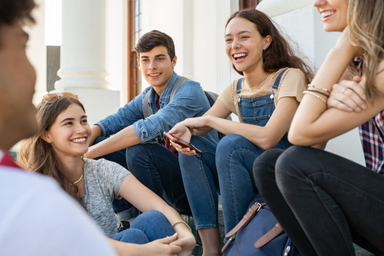 Jovenes en el colegio